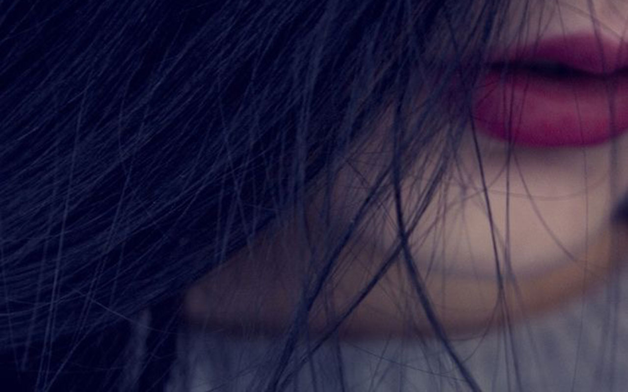 Gros plan, lèvres rouges, cheveux noirs, flou artistique