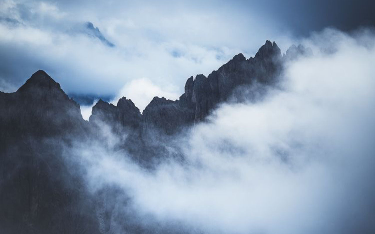 Montagnes brumeuses et sombres, ambiance mystérieuse
